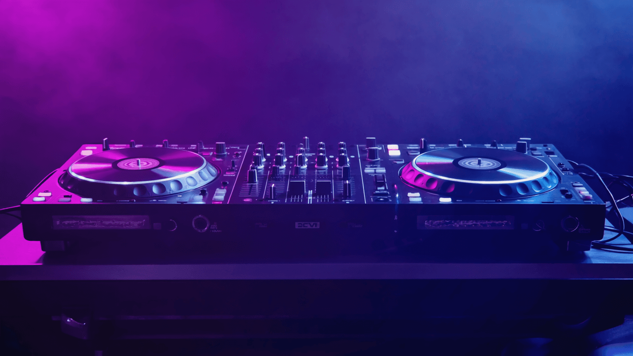 Platines DJ dans la pénombre